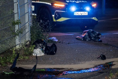 Stuttgart-Buesnau: Motorradfahrer kracht in abbiegenden PKW und verletzt sich lebensgefaehrlich