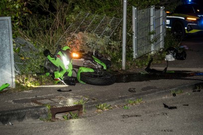 Stuttgart-Buesnau: Motorradfahrer kracht in abbiegenden PKW und verletzt sich lebensgefaehrlich