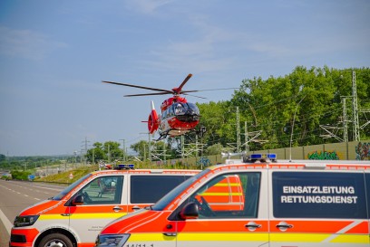 Wendlingen: Schwerer Verkehrsunfall auf der A8 - zwei Kinder lebensgefaehrlich verletzt - Fahrer aus PKW geschleudert und im Krankenhaus verstorben 
