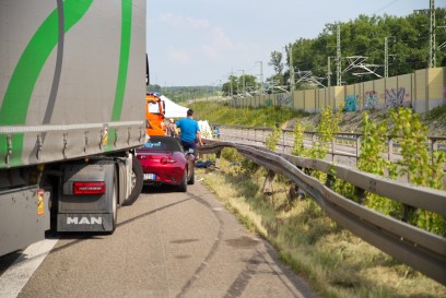 Wendlingen: Schwerer Verkehrsunfall auf der A8 - zwei Kinder lebensgefaehrlich verletzt - Fahrer aus PKW geschleudert und im Krankenhaus verstorben 
