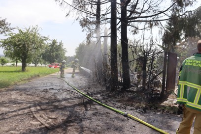Gaeufelden-Oeschelbron :Thuja Hecke und Wohnmobil brennt