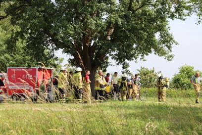Gaeufelden-Oeschelbron :Thuja Hecke und Wohnmobil brennt