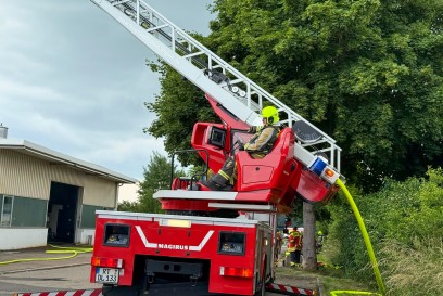 Mehrstetten: Brand in Industriegebiet - Grosseinsatz der Feuerwehr 