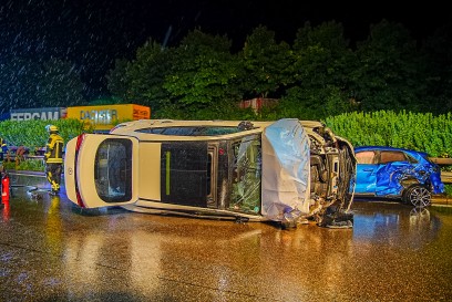 Kirchheim unter Teck: Schwerer Verkehrsunfall mit mehreren Verletzten auf der A8 - Aquaplaning Unfall fordert Vollsperrung 