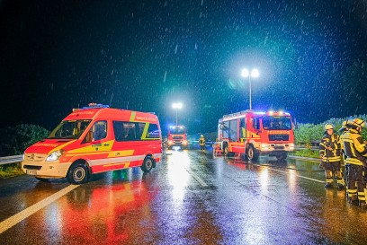Kirchheim unter Teck: Schwerer Verkehrsunfall mit mehreren Verletzten auf der A8 - Aquaplaning Unfall fordert Vollsperrung 