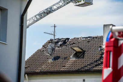 Sindelfingen-Darmsheim: Balkonbrand greift auf Dachstuhl ueber