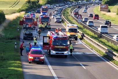 Herrenberg: Autobahn nach PKW Brand voll gesperrt 
