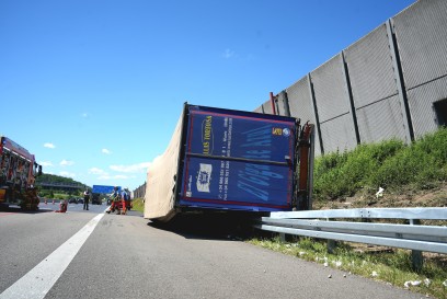A8 Leonberg:LKW auf Leitplanke gefahren und umgekippt-Bergung dauert 