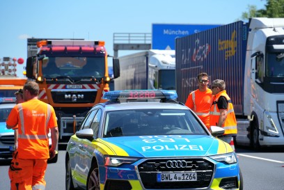 A8 Leonberg:LKW auf Leitplanke gefahren und umgekippt-Bergung dauert 