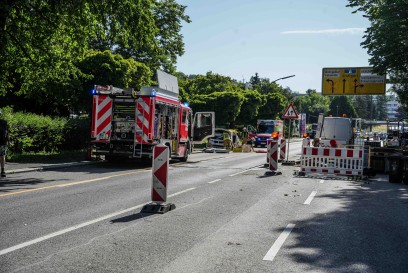 Sindeflingen: Radlader kollidiert mit PKW beim Rueckwaertsfahren