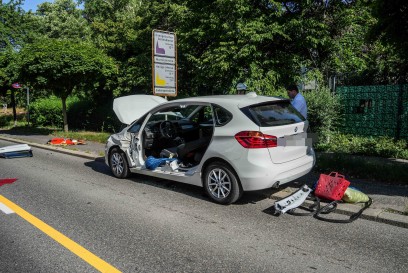 Sindeflingen: Radlader kollidiert mit PKW beim Rueckwaertsfahren