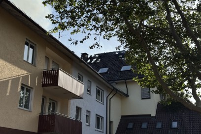 Stuttgart: Dachstuhlbrand in Wohn & Geschaeftsgebaeude