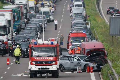 Holzmaden A8: Fehler beim Spurwechsel fuehrt zum Unfall