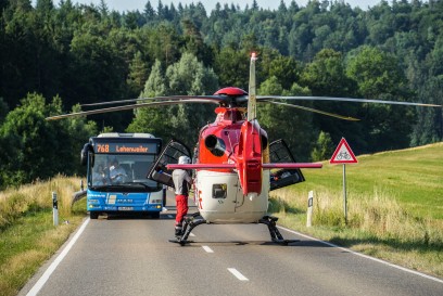 Aidlingen: PKW ueberschlaegt sich - Rettungshubschrauber im Einsatz