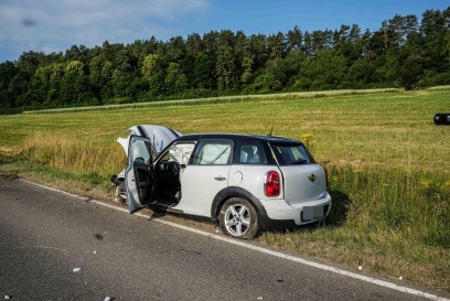 Aidlingen: PKW ueberschlaegt sich - Rettungshubschrauber im Einsatz