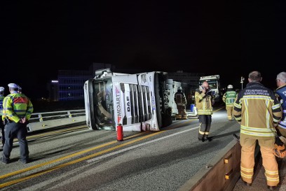 Sindelfingen:LKW umgekippt Autobahn voll gesperrt 