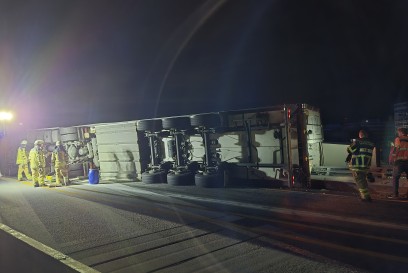 Sindelfingen:LKW umgekippt Autobahn voll gesperrt 
