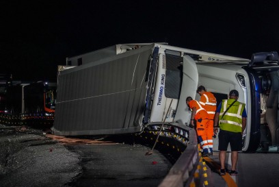 Sindelfingen A81 LKW mit Schweinehaelften im Baustellenbereich umgekippt