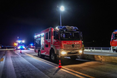 Sindelfingen A81 LKW mit Schweinehaelften im Baustellenbereich umgekippt