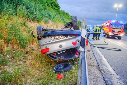 Wendlingen: Pkw-Unfall auf A8 durch Aquaplaning – Vier Personen verletzt