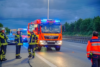 Wendlingen: Pkw-Unfall auf A8 durch Aquaplaning – Vier Personen verletzt