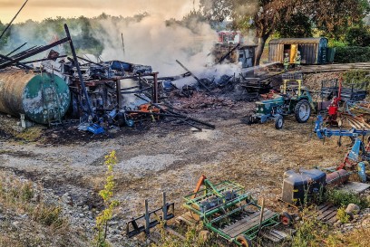 Schoenaich: Scheune brennt lichterloh - Rauchsaeule weithin sichbar