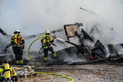 Schoenaich: Scheune brennt lichterloh - Rauchsaeule weithin sichbar