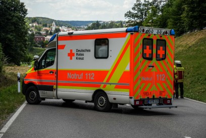 Aidlingen: 58-jaehrige Fahrerin kommt mit Ihrem Fahrzeug von der Strasse ab