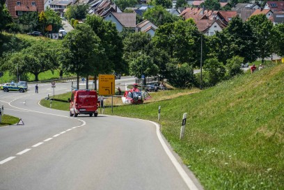 Aidlingen: 58-jaehrige Fahrerin kommt mit Ihrem Fahrzeug von der Strasse ab
