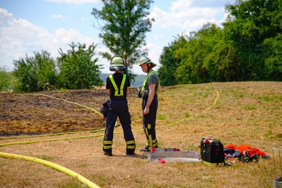 Kirchheim-Teck: Brand auf Wiesengrundstueck – 500 bis 600 Quadratmeter abgebrannt 