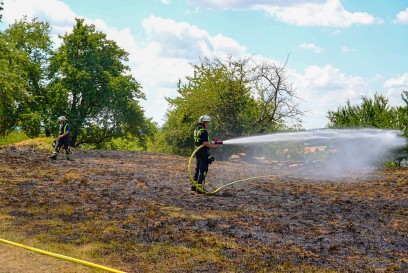 Kirchheim-Teck: Brand auf Wiesengrundstueck – 500 bis 600 Quadratmeter abgebrannt 