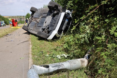 Notzingen: BMW faellt Strassenlaterne und ueberschlaegt sich