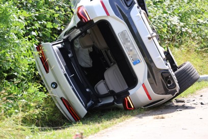 Notzingen: BMW faellt Strassenlaterne und ueberschlaegt sich