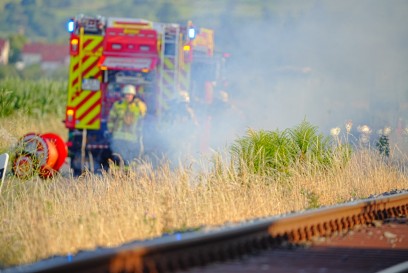Dettingen: Brand auf B465 fordert Verkehrschaos erneuter Vegetationsbrand