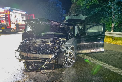 Wendlingen: A8 - Pkw prallt gegen Leitplanke Aquaplaning Unfall - kilometerlanger Stau 