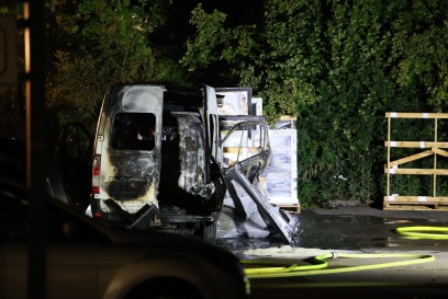 Kuchen: Transporter im Vollbrand. Feuer droht auf andere Fahrzeuge und Wohngebaeude ueberzugreifen