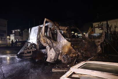 Kuchen: Transporter im Vollbrand. Feuer droht auf andere Fahrzeuge und Wohngebaeude ueberzugreifen