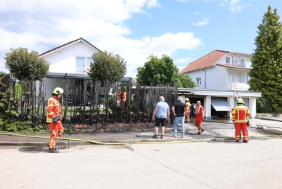 Salach: Gartenarbeiten fuehren zu Heckenbrand der auf Garage uebergreift