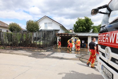 Salach: Gartenarbeiten fuehren zu Heckenbrand der auf Garage uebergreift