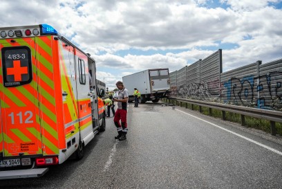 Magstadt: VW kollidiert mit LKW auf der Bundesstrasse