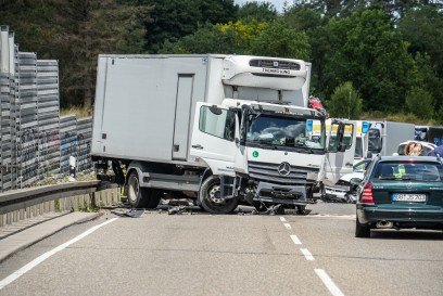 Magstadt: VW kollidiert mit LKW auf der Bundesstrasse