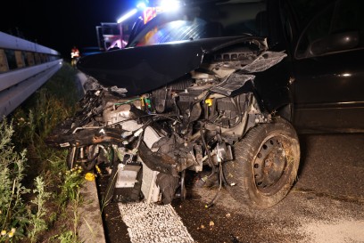 Goeppingen: Junger Fahrzeuglenker verliert Kontrolle ueber PKW und kracht in Leitplanke
