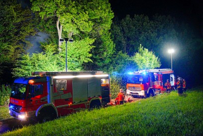 Pfullingen: Wochenendhaus in Vollbrand  - Feuerwehr im Grosseinsatz schwierige Wasserversorgung 