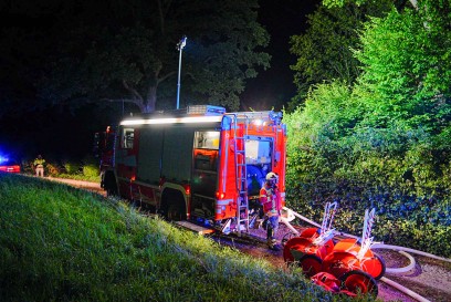 Pfullingen: Wochenendhaus in Vollbrand  - Feuerwehr im Grosseinsatz schwierige Wasserversorgung 