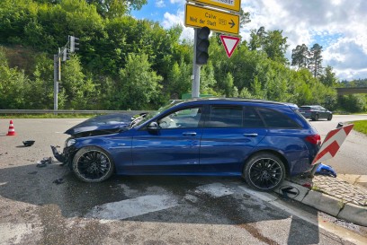 Renningen: Mercedes faehrt eine Verkehrsampel um