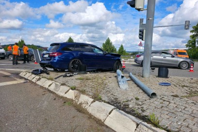 Renningen: Mercedes faehrt eine Verkehrsampel um