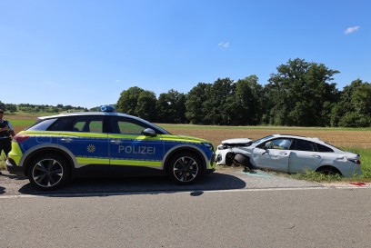 Notzingen: Fahrer verliert in scharfer Linkskurve die Konrolle ueber seinen BMW M2 und ueberschlaegt sich