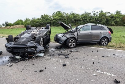Herrenberg-Gueltstein: Missgluecktes Ueberholmanoever fordert zwei Verletzte