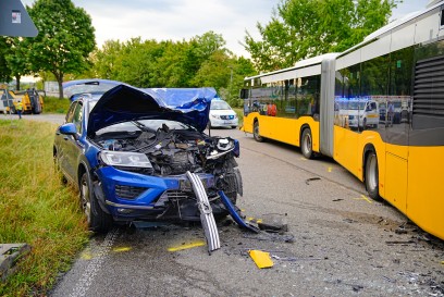 Leinfelden: PKW kollidiert mit Bus - mehrere Verletzte