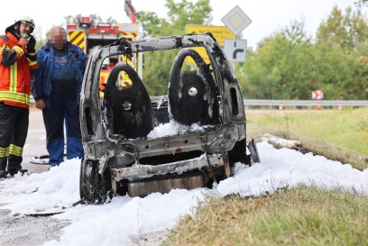 Gammelshausen: Elektroauto brennt komplett aus. L1217 gesperrt. 